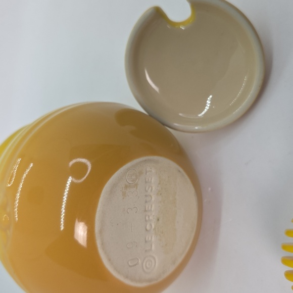 Le Creuset Yellow Ombre Ceramic Honey Pot with Wooden Dipper And Lid - Picture 7 of 16